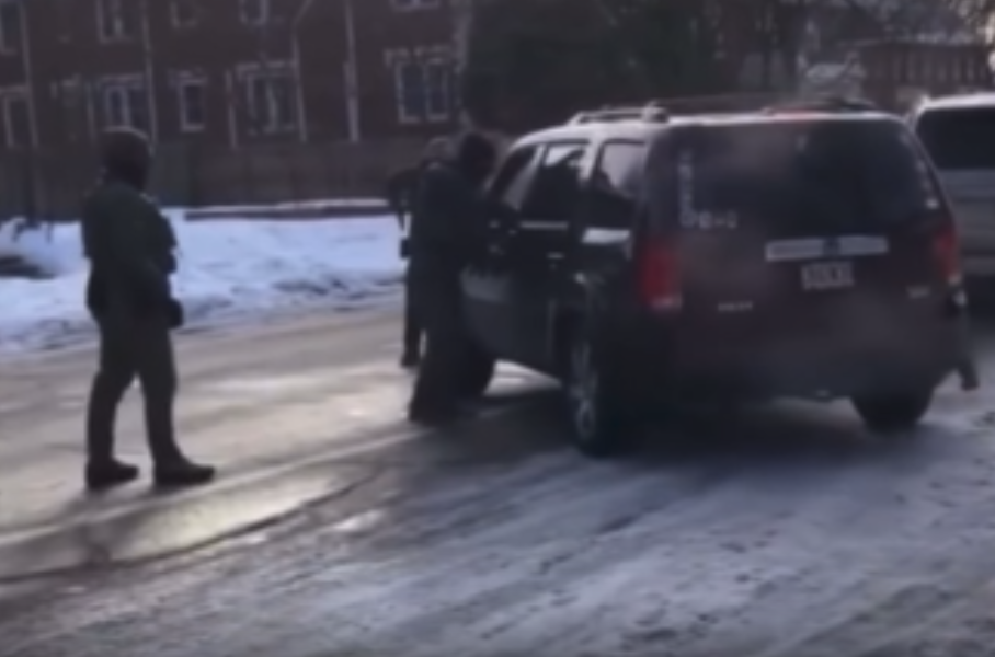 Video showing ICE agent drawing weapon just before firing into car.