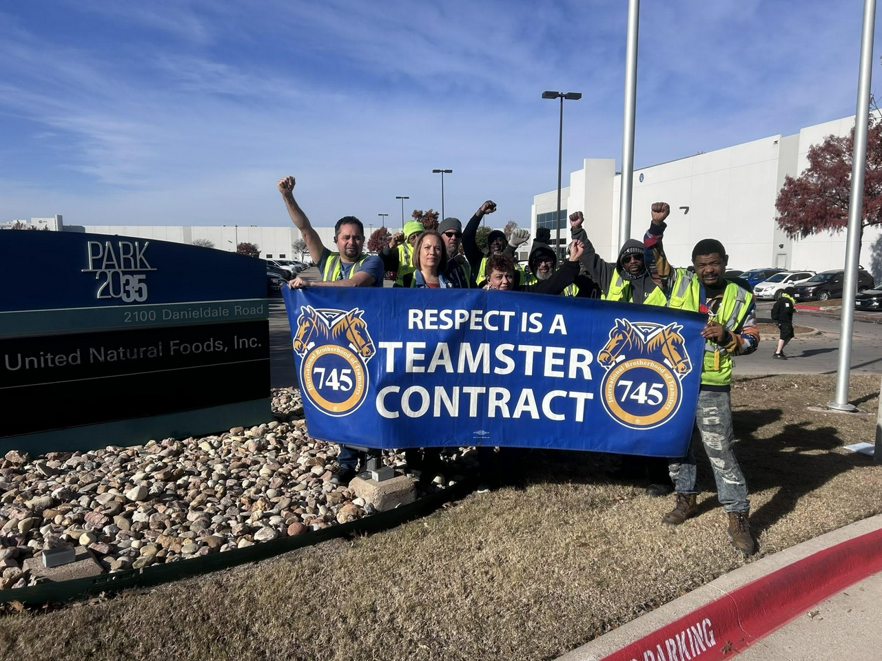 UNFI warehouse workers say ‘No more.’ 300 Join Teamsters Local 745 in midnight victory