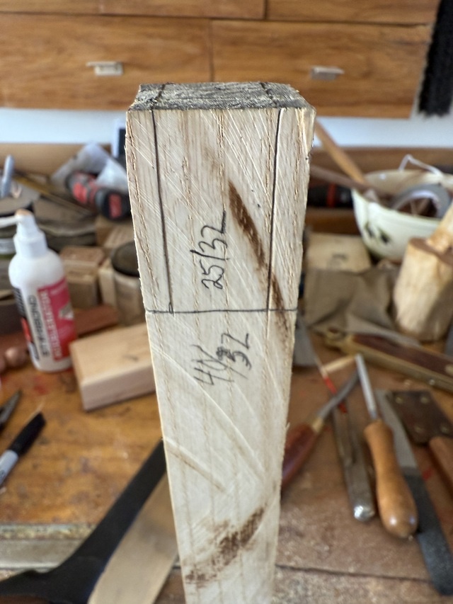 The side of a cane shaft with the width of the shaft marked as 40/32 inch, and the square tenon marked as 25/32 inch.