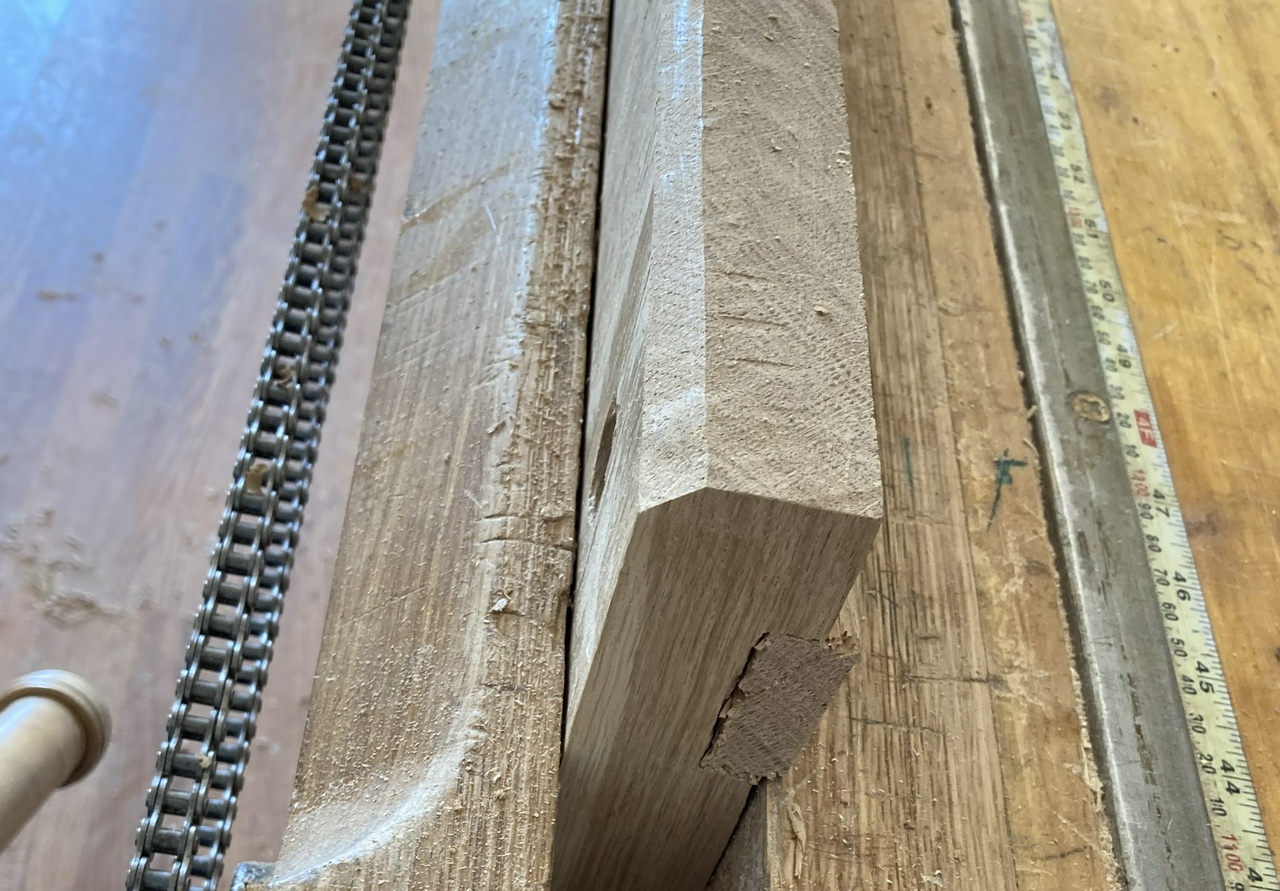 End-grain of the table-top, with the top of the table chamfered