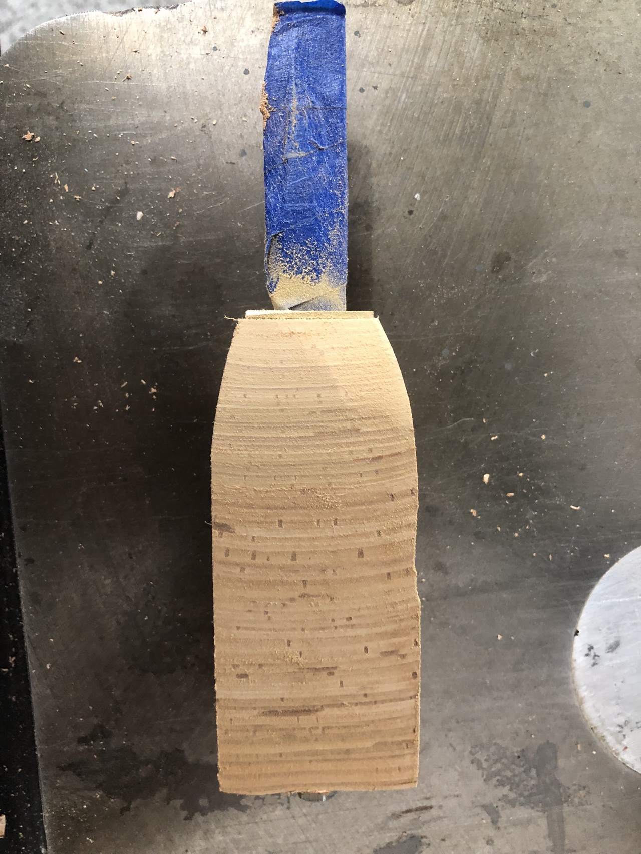 Knife with handle tapered on the blade end