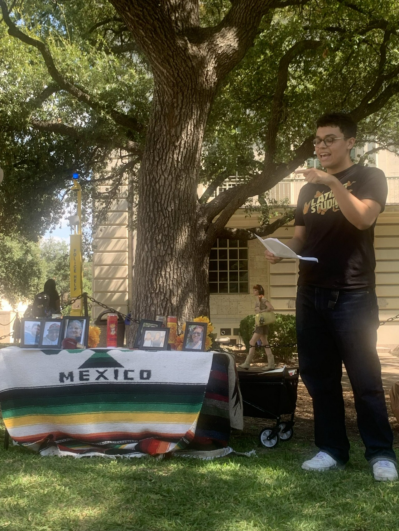 UT Austin students gather to commemorate victims of deportation