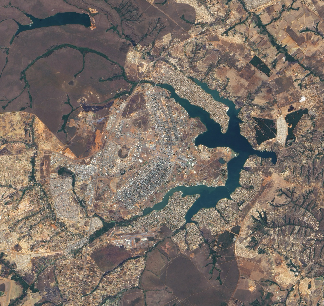 Satellite image of the planned city and the lake, and the informal settlements and neighbourhoods beyond