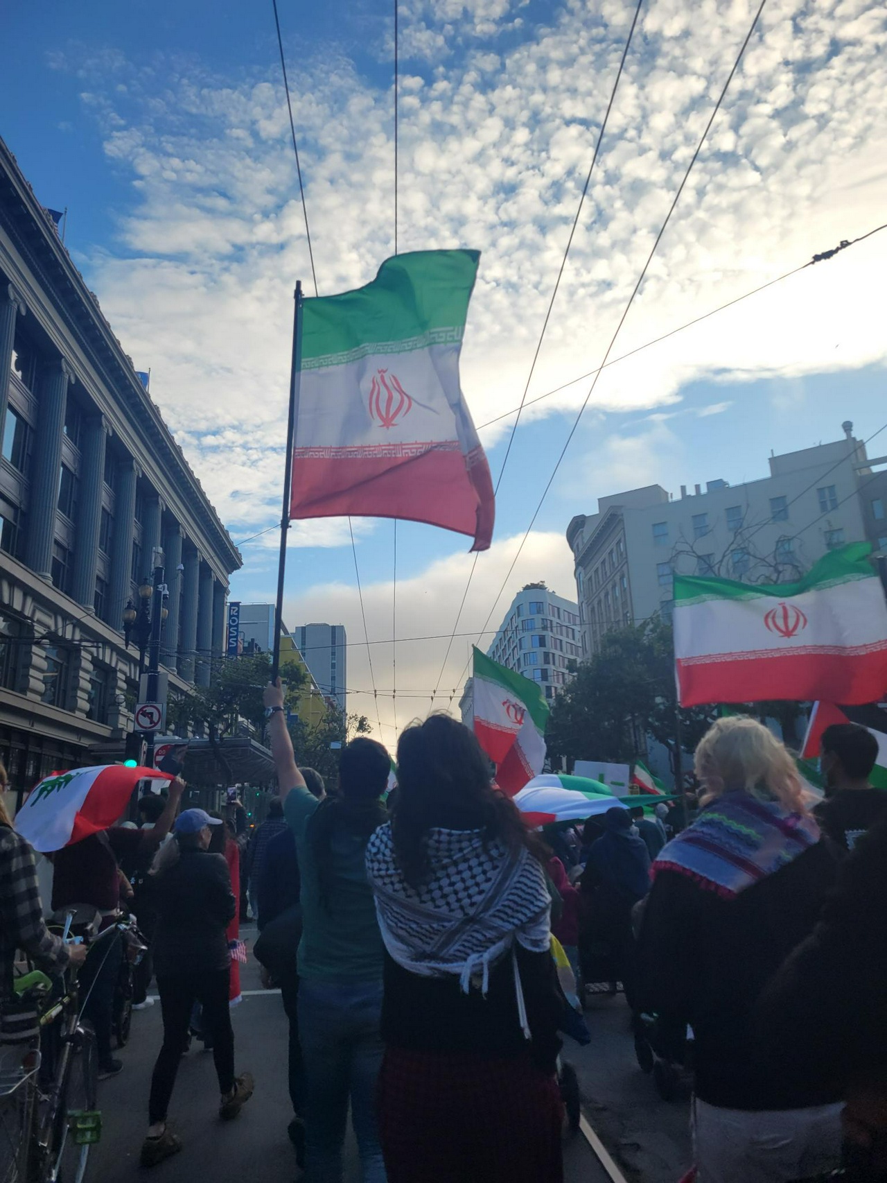 San Francisco: Cientos se reúnen en la estación de BART de la calle Powell para protestar contra la guerra de EE.UU. e Israel en Irán