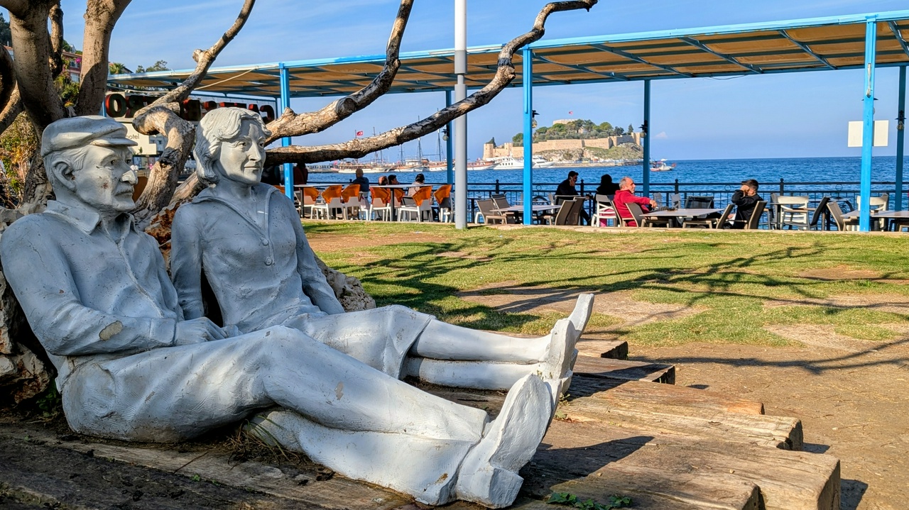 Statue mit der Taubeninsel im Hintergrund 