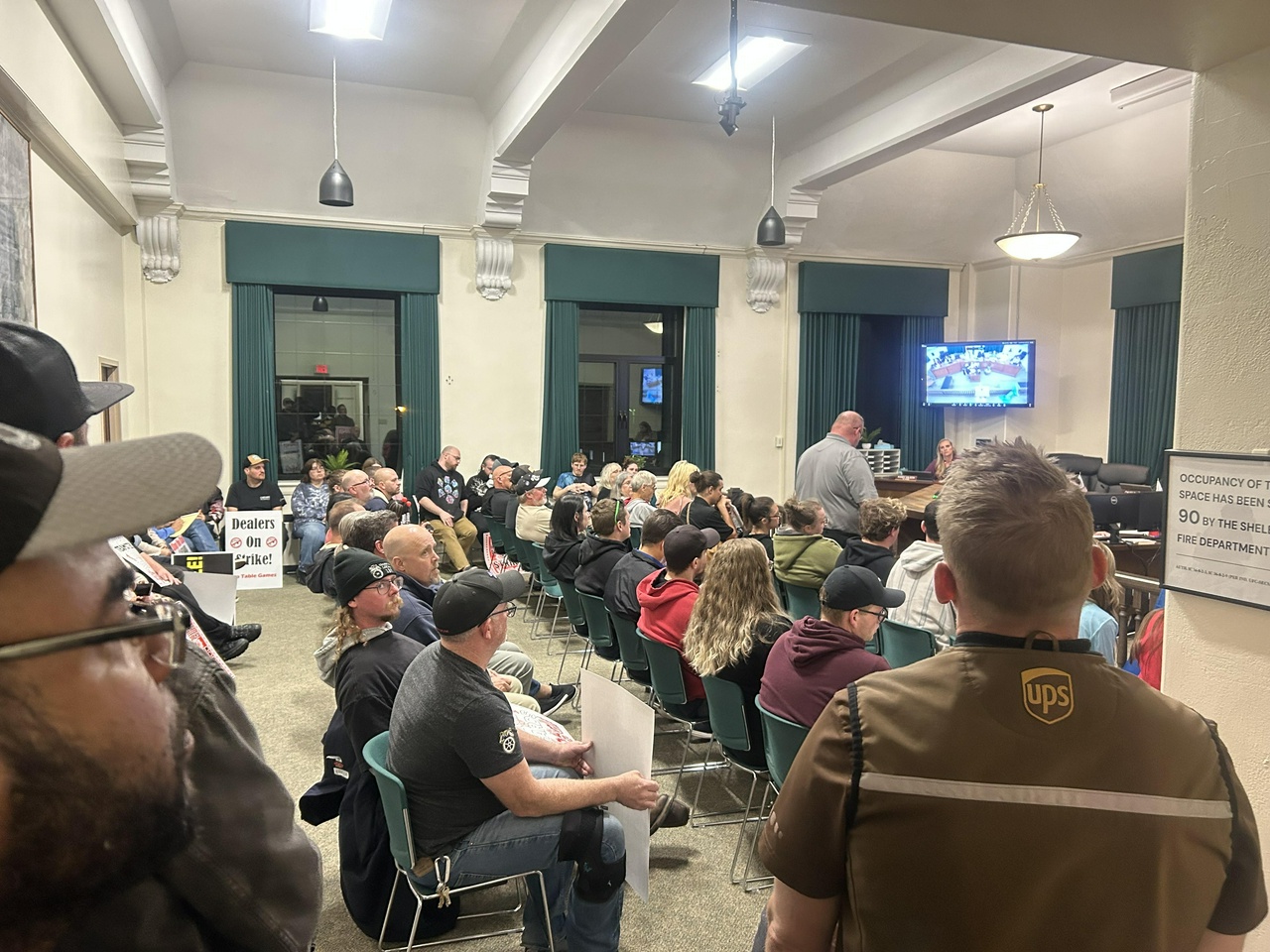Workers fight back at the Shelbyville city council meeting as Teamsters Local 135 President Dustin Roach speaks about the strike and the city’s disgraceful conduct.