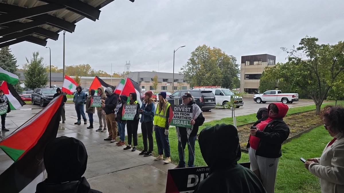 Dozens of community members braved rain, wind and temperatures in the low 40s to rally in support of the sit-in from outside the building. | Photo: staff/Fight Back! News Dozens of community members braved rain, wind and temperatures in the low 40s to rally in support of the sit-in from outside the building.
