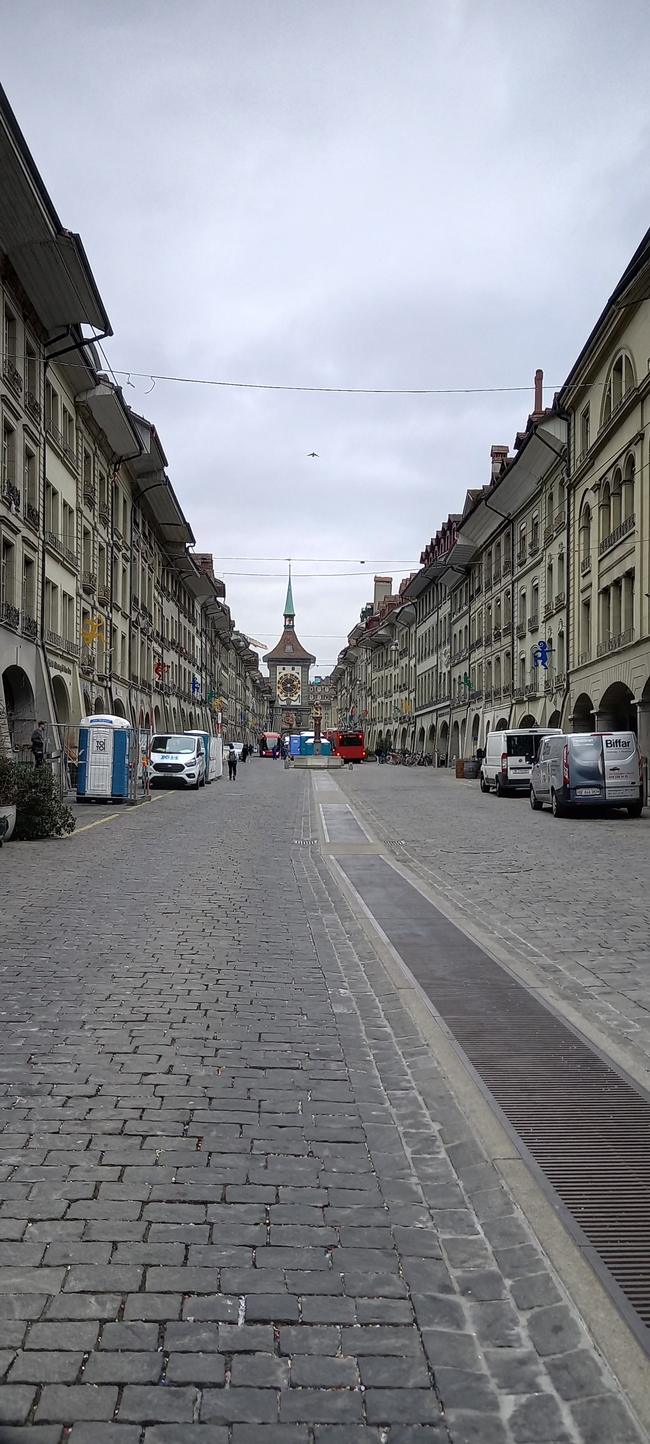 Κεντρικός πλακόστρωτος δρόμος της παλιάς πόληας.
