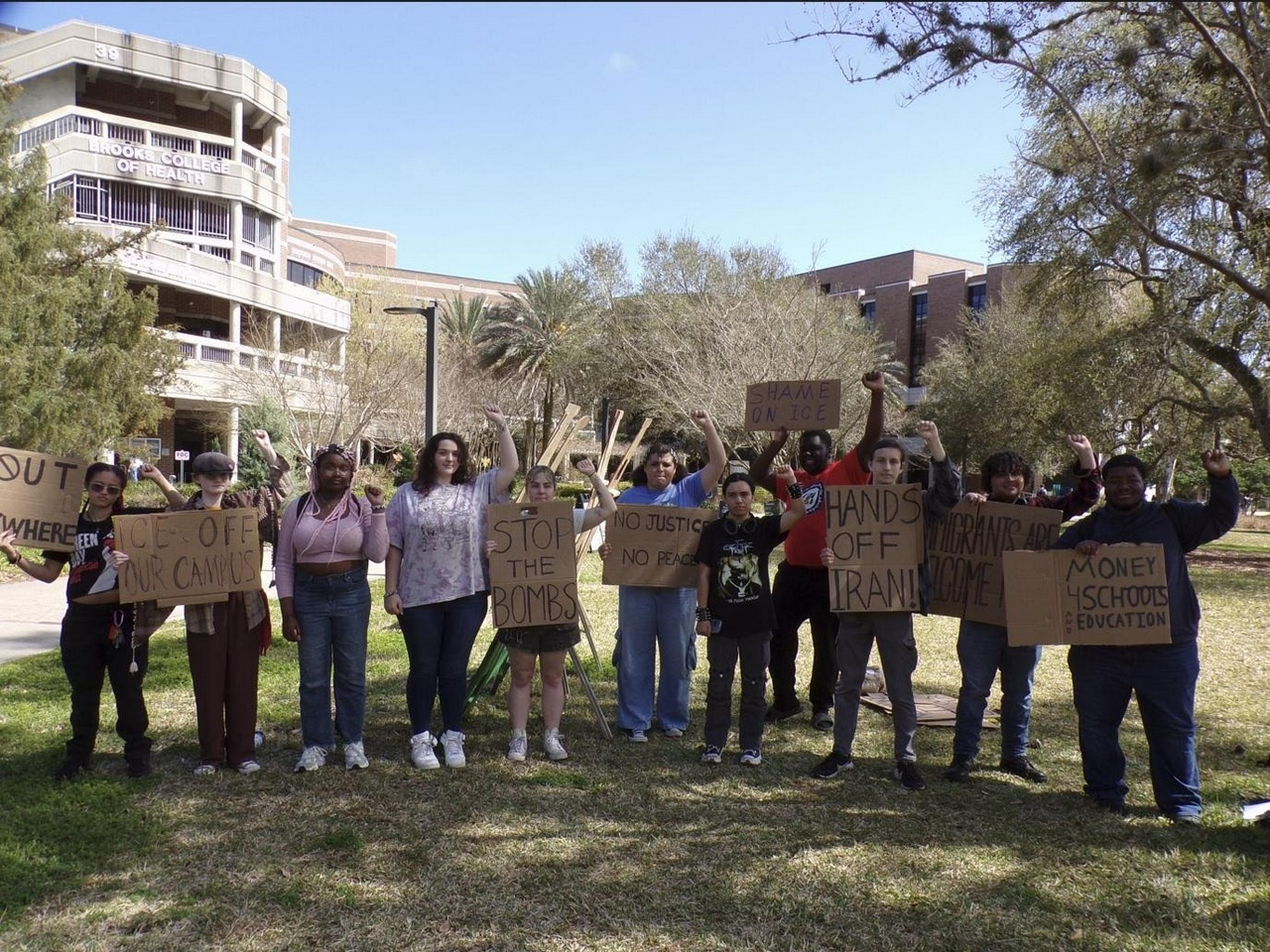 Jacksonville students protest the war on Iran.