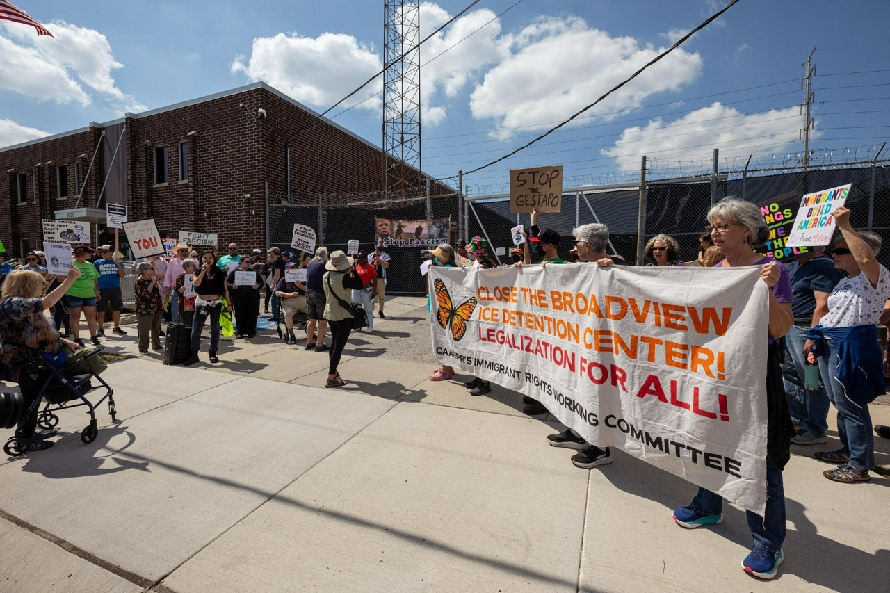 Chicagoans protest at the Broadview, IL ICE Facility to demand its closure