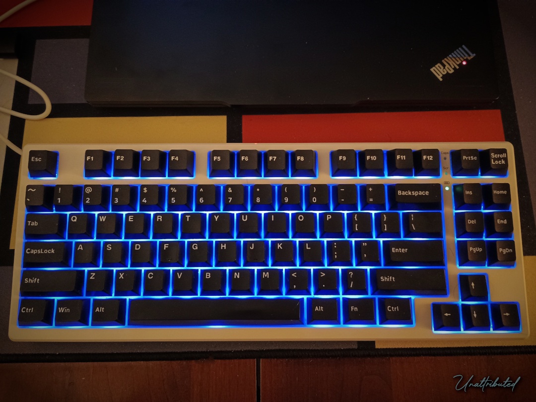 Kisnt KN85 with custom keycaps (Photo by Unattributed, License CC BY-NC-SA 4.0)