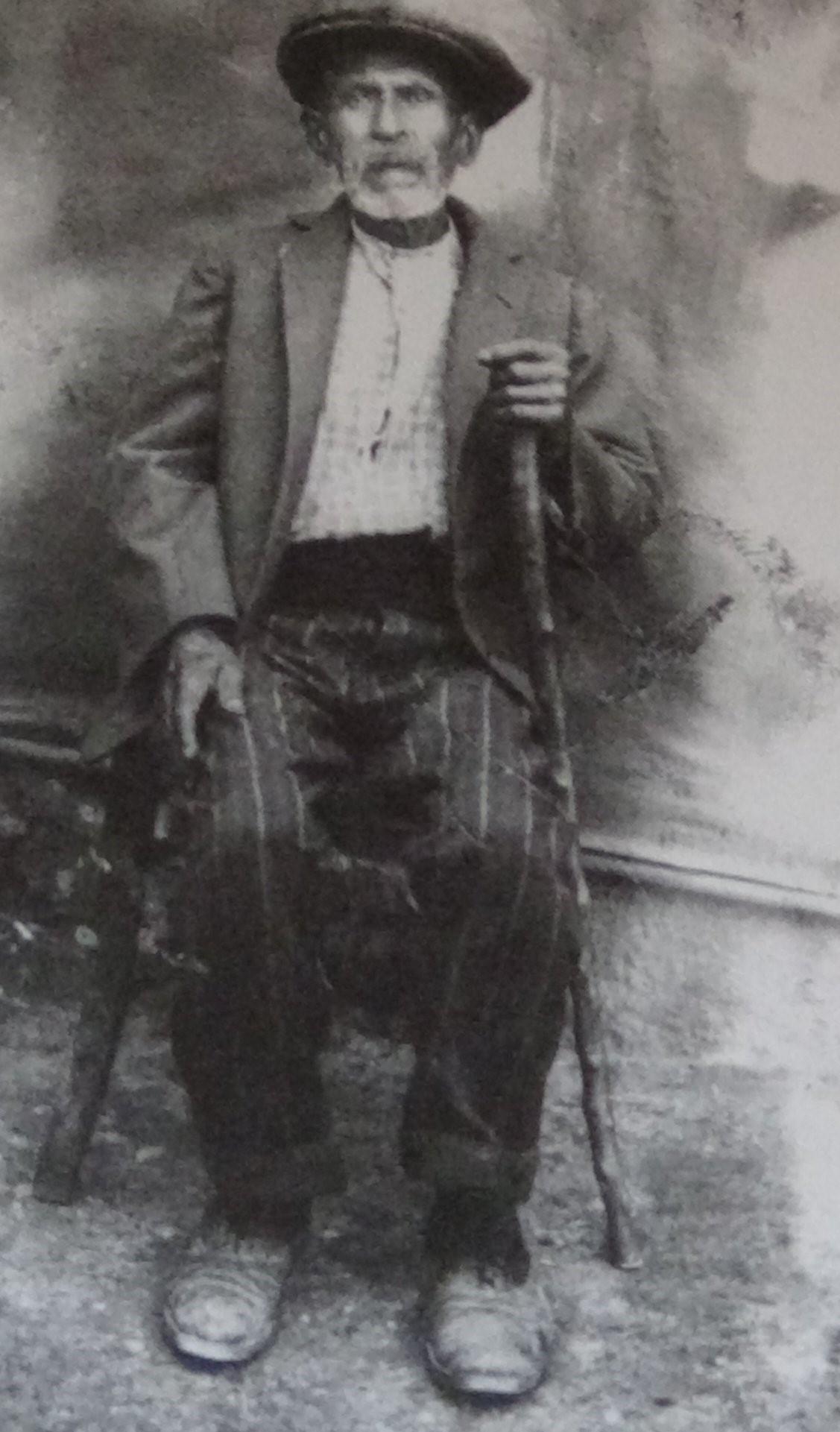 Παλιά φωτογραφία του Νικήτα Παραπονιάρη