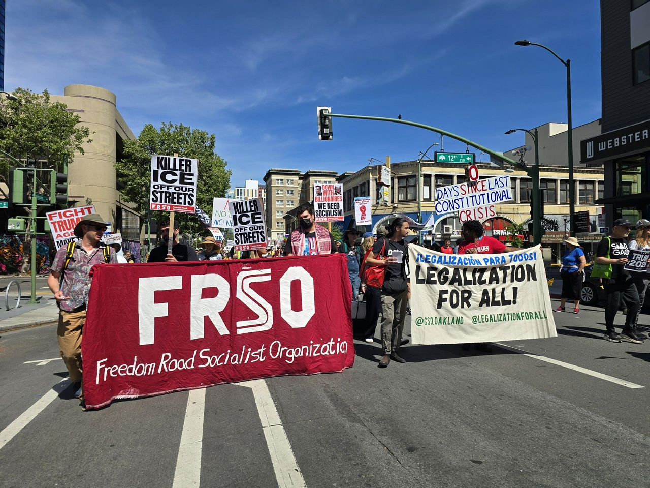 Más de 20,000 personas marchan en Oakland, California para protestar contra la agenda de Trump. | Brandon Cavins/Noticiero ¡Lucha y Resiste!