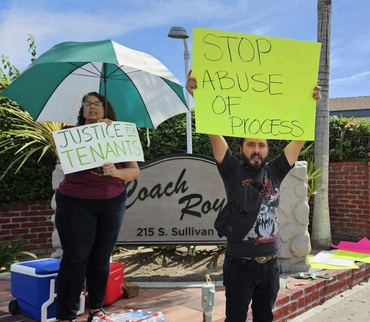 Residentes del parque de casas móviles Coach Royal exigen justicia. Residentes del parque de casas móviles Coach Royal exigen justicia.