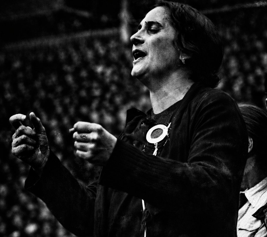 La Pasionaria en un mitín