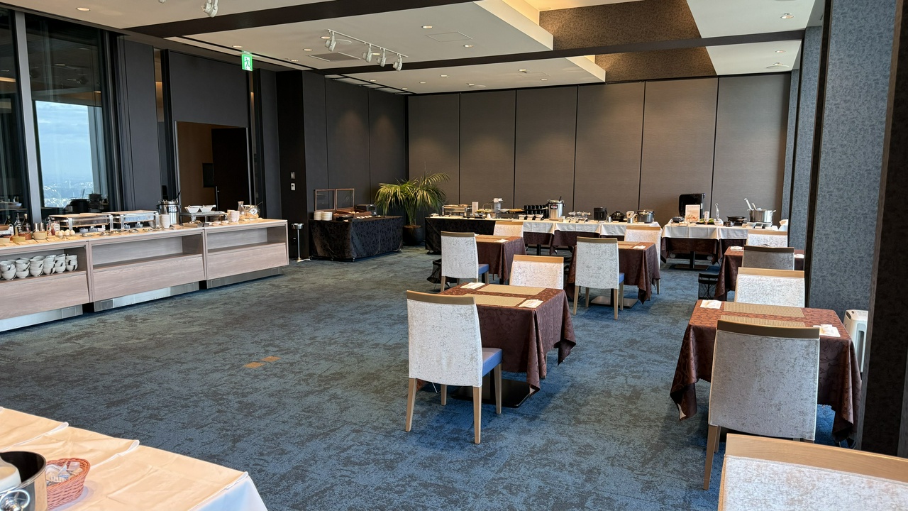 ブッフェ形式の朝食会場 ＠ The 30th Dining Bar
