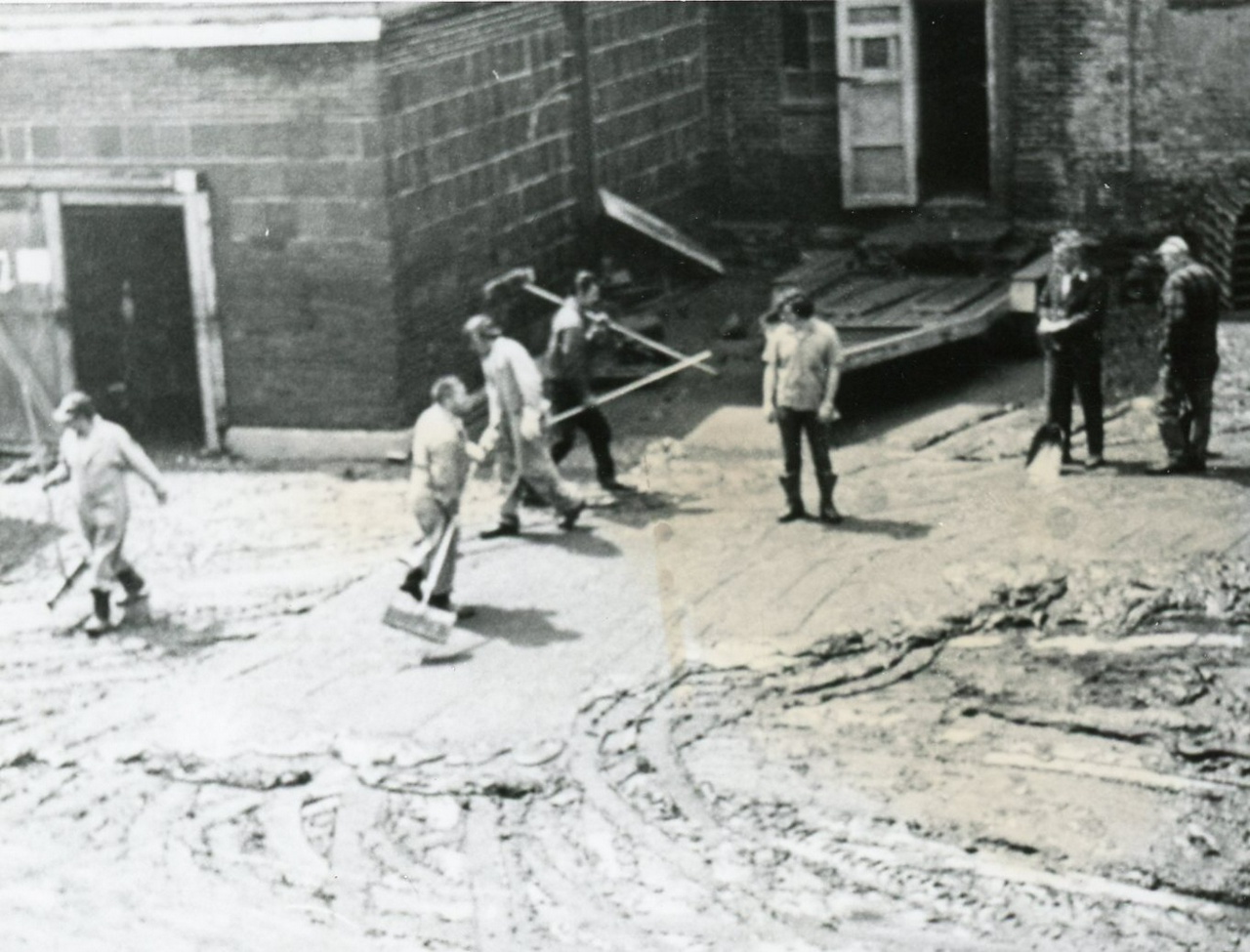 lh-75-0334 - Cleaning up after a flood
