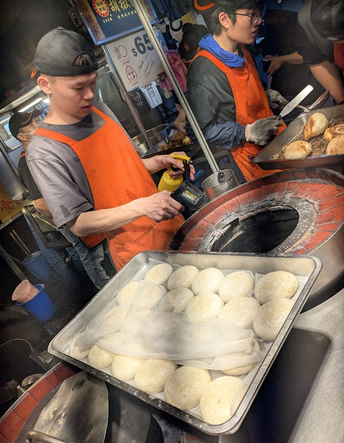 Raohe Night Market - Black Pepper Pork Bun (1)