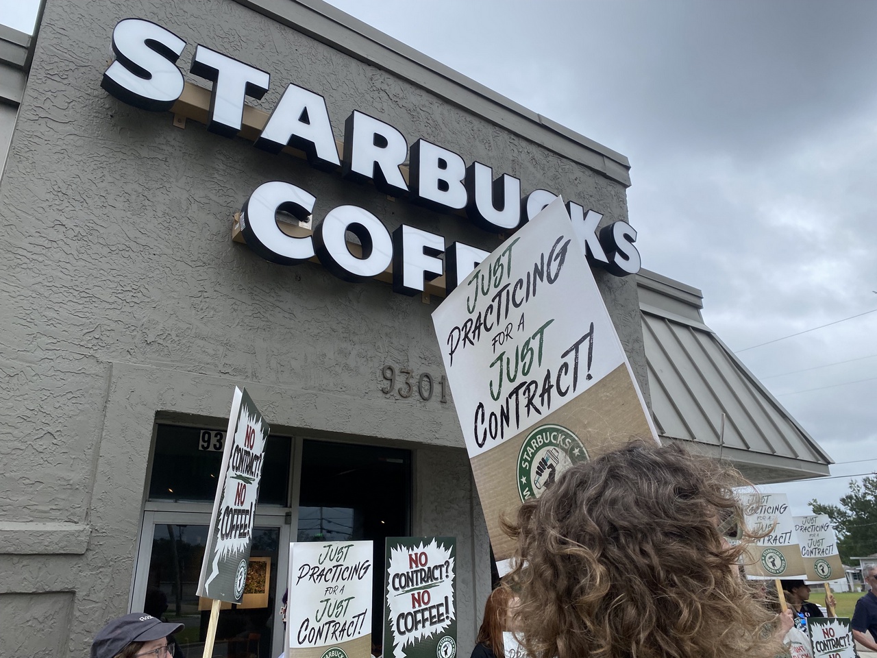River Ridge, Louisiana Starbucks workers hold practice picket.