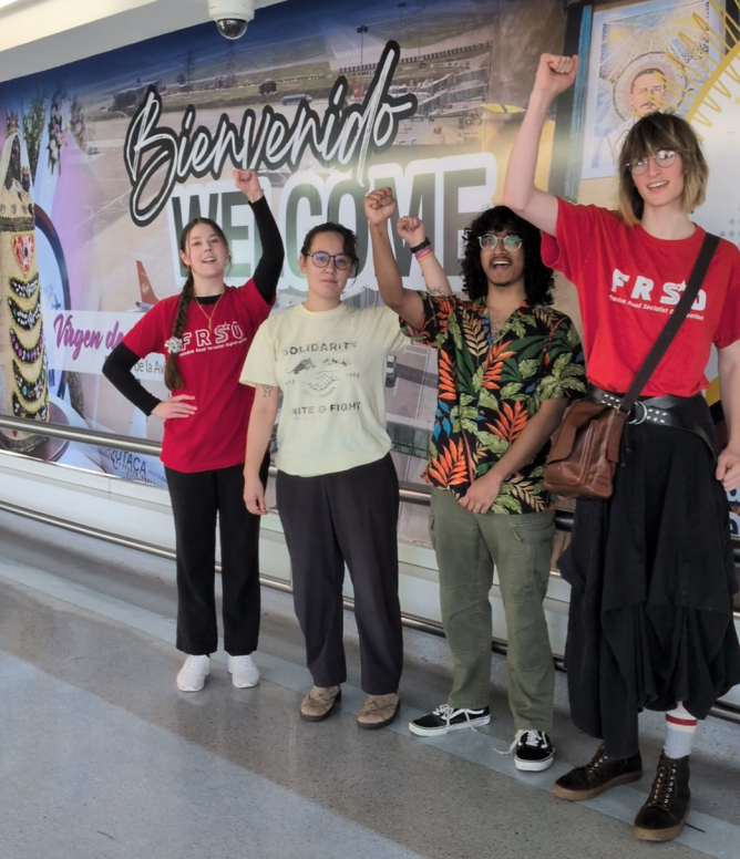 Algunos de los participantes estadounidenses en la Asamblea Internacional de los Pueblos por la Paz y la Soberanía llegan a Caracas.
