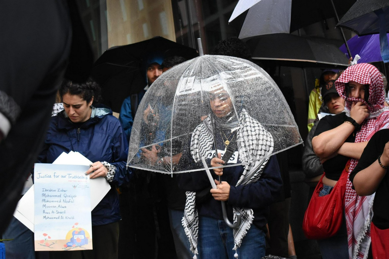 Chicago protests in pouring rain for Palestinian journalists