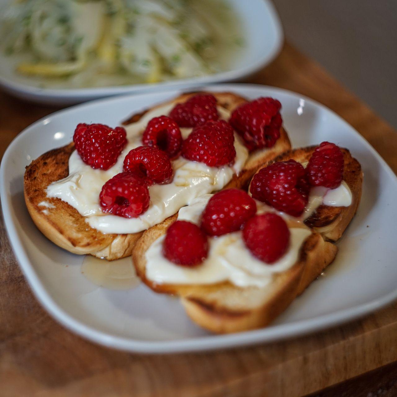 sweet bruschetta with cream, raspberries and honey