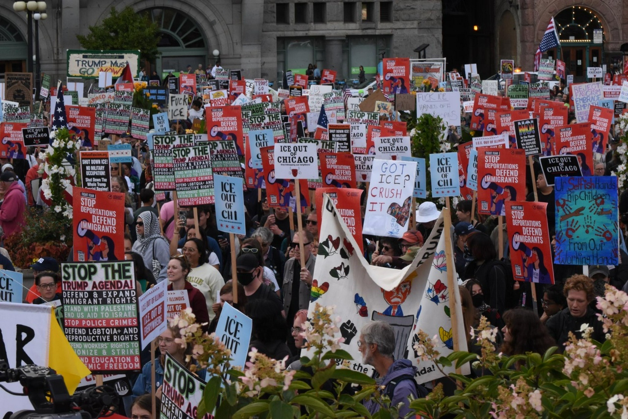 8000 Chicagoans make it clear: ‘No Trump, no troops!’