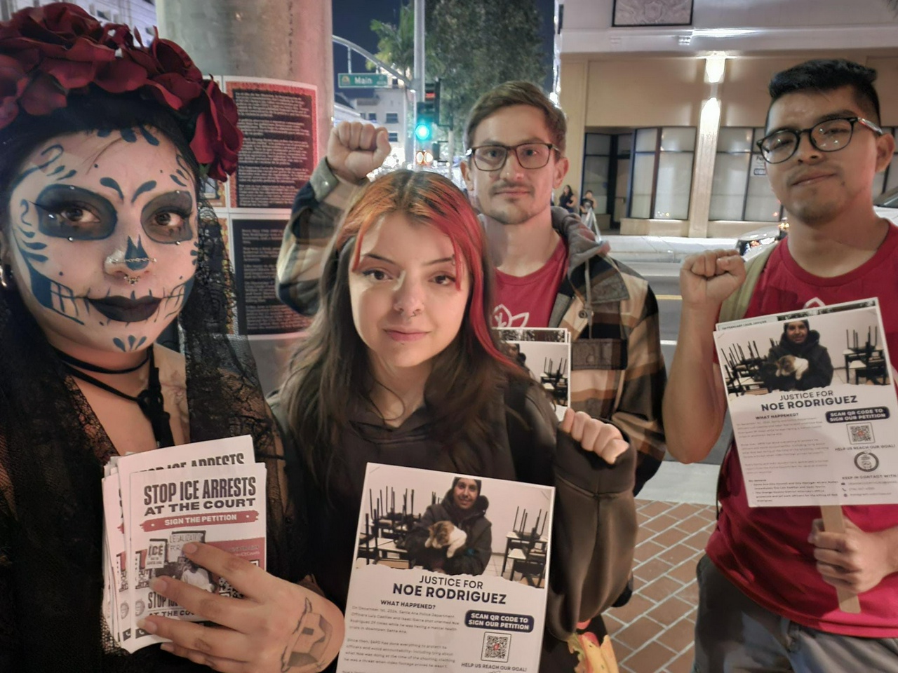 Miembros de CSO OC recolectando firmas en el Día de Muertos. | Foto: Noticiero ¡Lucha y Resiste! Miembros de CSO OC recolectando firmas en el Día de Muertos. | Foto: Noticiero ¡Lucha y Resiste!
