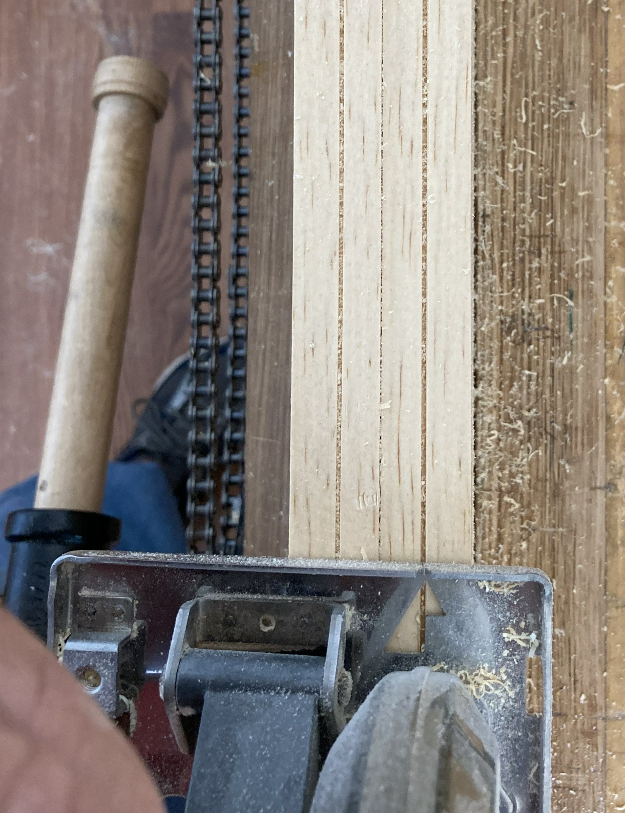 The circular saw about to cut the board