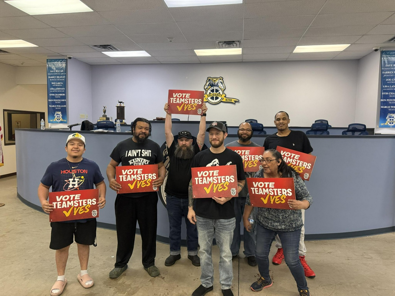 Trabajadores de Volvo en Dallas marchan ante el jefe para exigir reconocimiento sindical