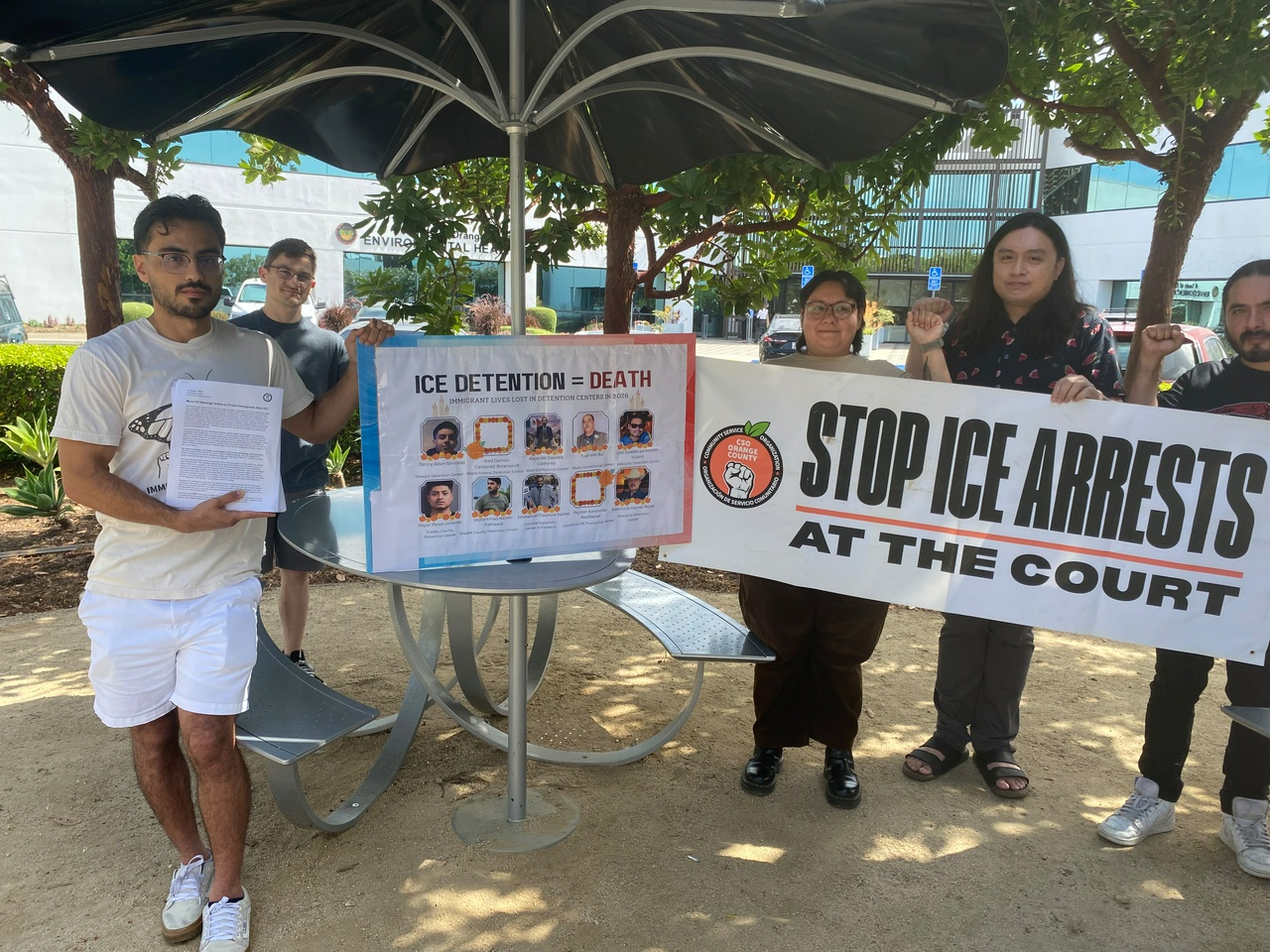 Miembros de CSO del Condado de Orange entregan una petición exigiendo el fin de los arrestos de ICE en el tribunal de inmigración. | Noticiero ¡Lucha y Resiste! Miembros de CSO del Condado de Orange entregan una petición exigiendo el fin de los arrestos de ICE en el tribunal de inmigración.