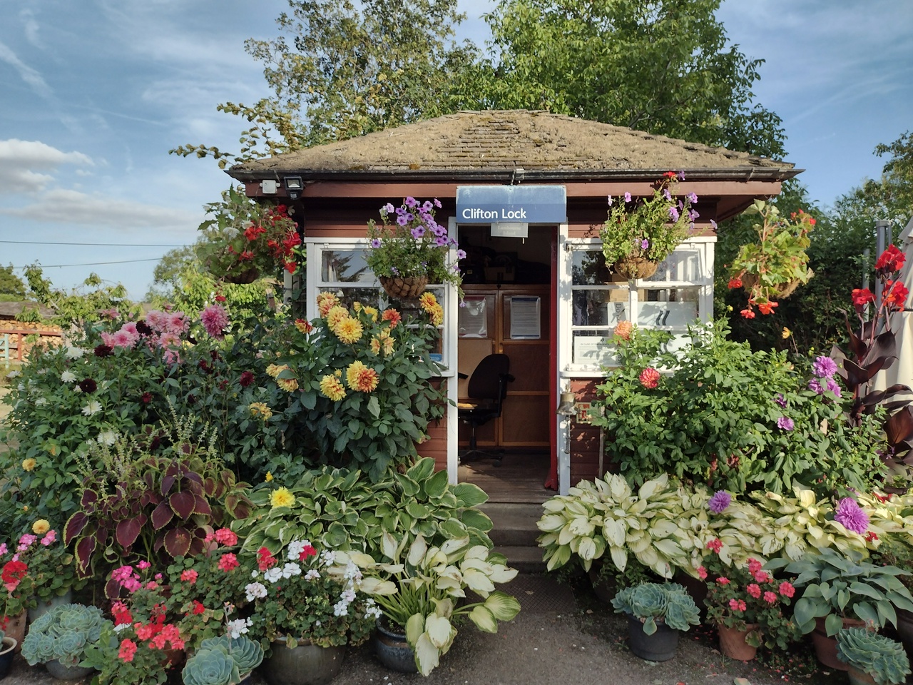 Clifton Lock The lock keeper's building at Clifton Lock, covered in flowers